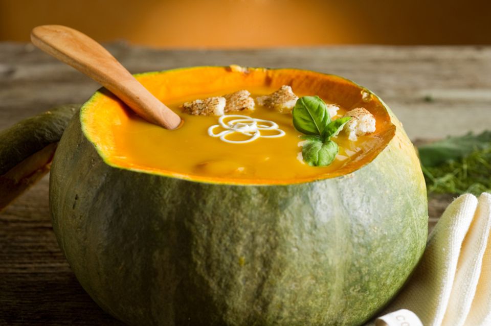 Dekorativ: Servieren Sie die Kürbissuppe in einem ausgehöhlten Kürbis Dekorativ: Servieren Sie die Kürbissuppe in einem ausgehöhlten Kürbis