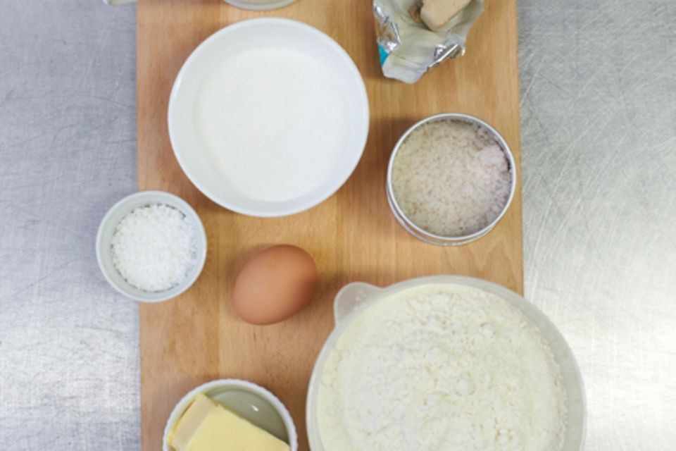 Hefezopf backen: Grundrezept & Tipps Hefezopf backen: Grundrezept & Tipps