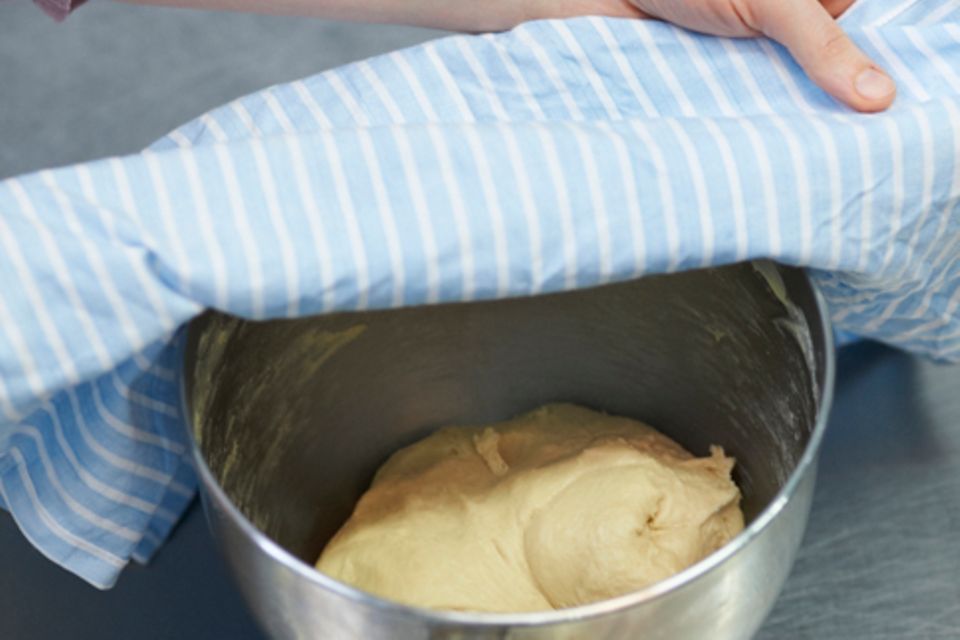 Hefezopf backen: Grundrezept & Tipps Hefezopf backen: Grundrezept & Tipps