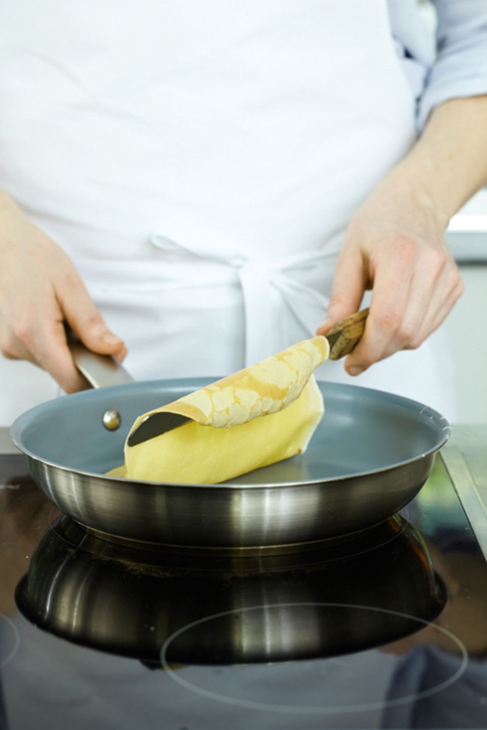 Mit einer Palette lässt sich der Pfannkuchen einfach wenden. Mit einer Palette lässt sich der Pfannkuchen einfach wenden.