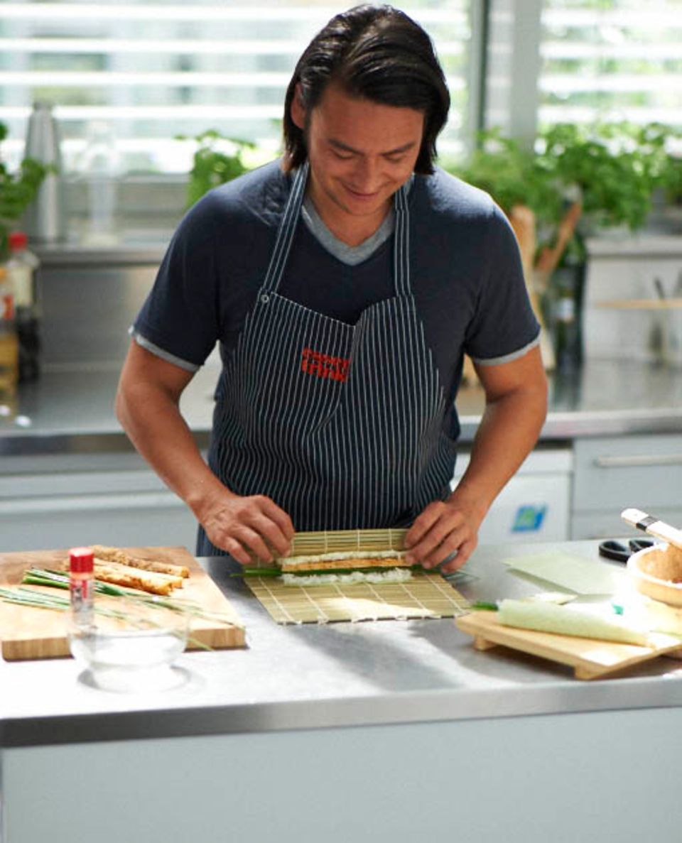 Step-by-Step zur perfekten Sushirolle. Step-by-Step zur perfekten Sushirolle.