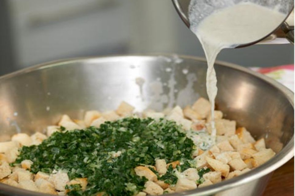 Wie macht man eigentlich... Serviettenknödel Wie macht man eigentlich... Serviettenknödel