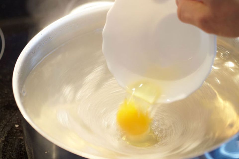 Das Ei vorsichtig ins Wasser geben