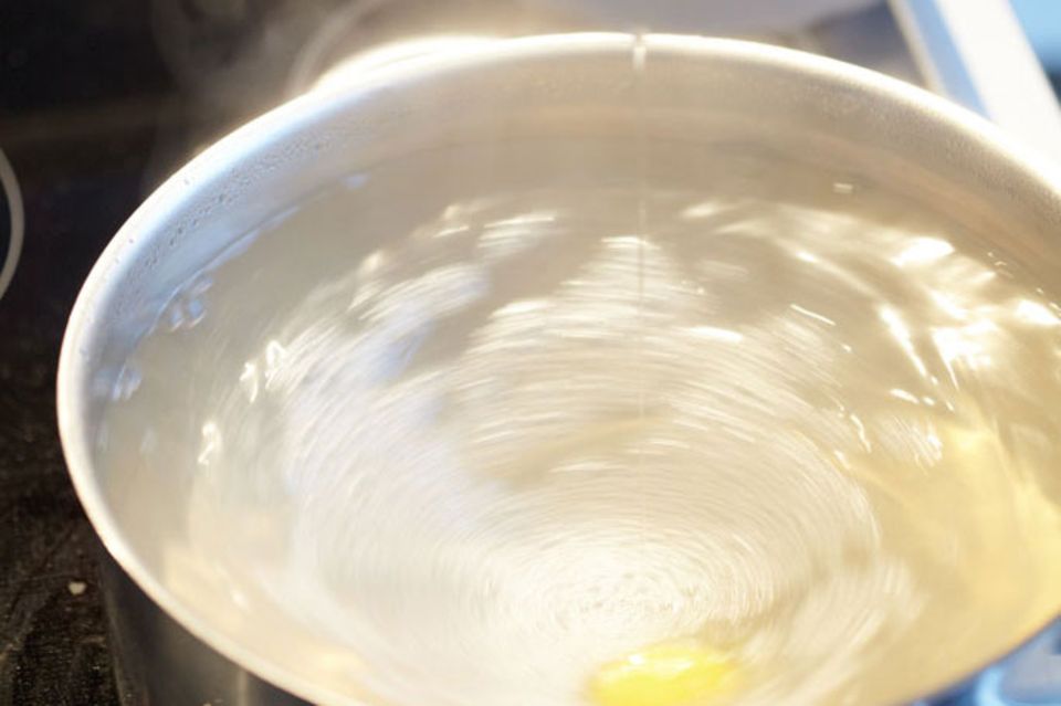 Das Ei im heißen Wasser pochieren