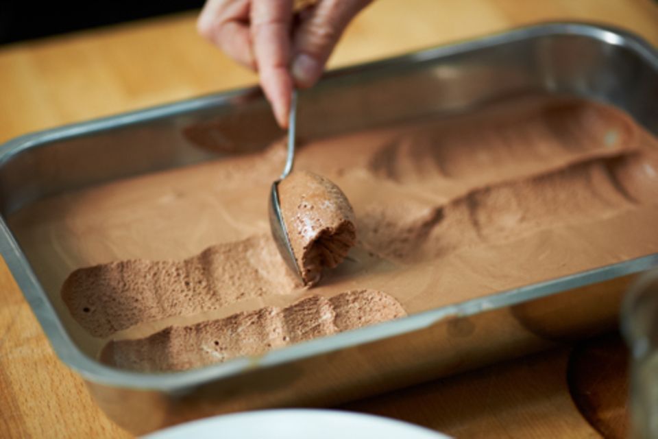 Dunkle Mousse mit Schokosauce und marinierter Mango: Rezept & Handgriffe Dunkle Mousse mit Schokosauce und marinierter Mango: Rezept & Handgriffe