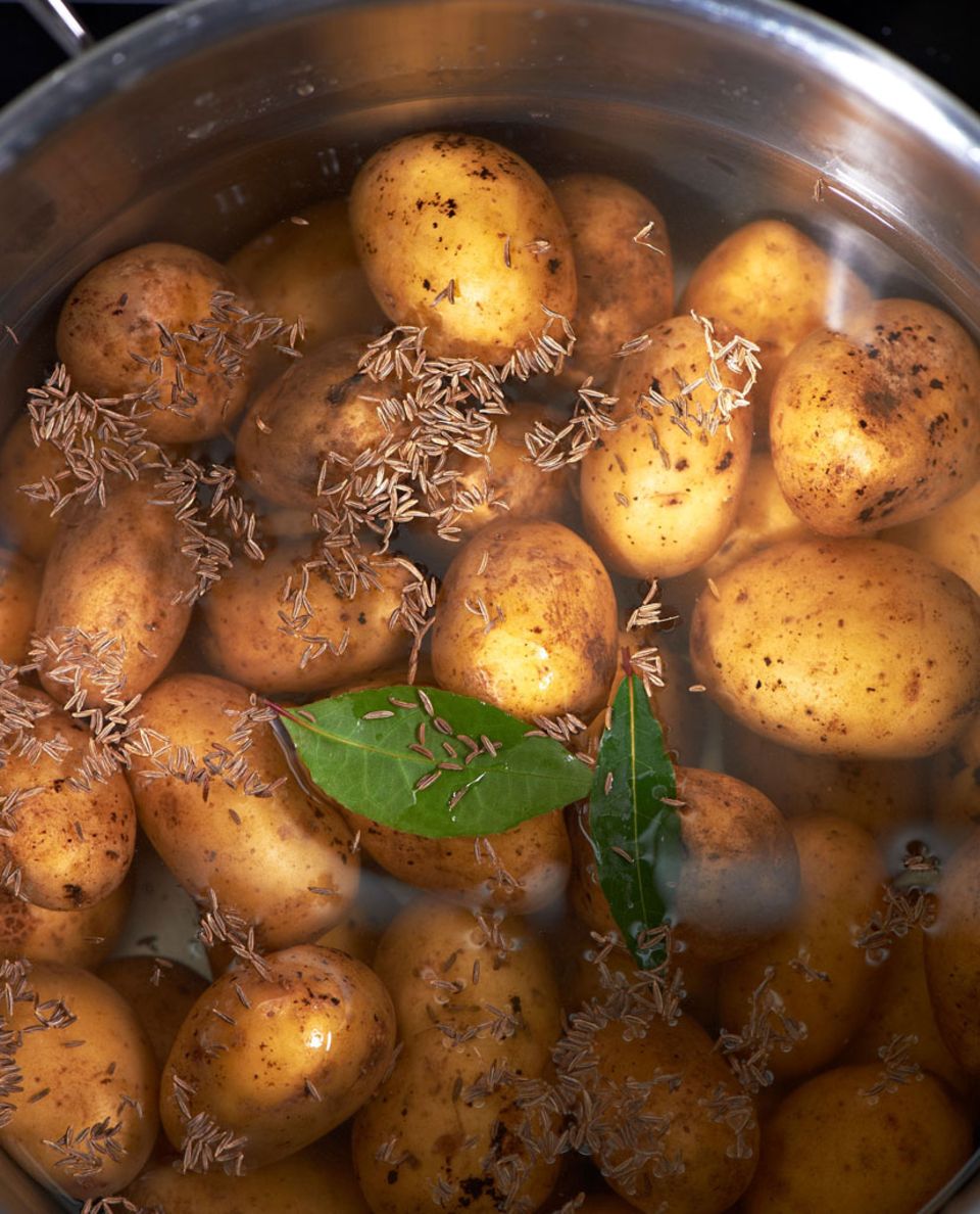 Pellkartoffeln im Wasser mit Lorbeer und Kümmel Pellkartoffeln im Wasser mit Lorbeer und Kümmel