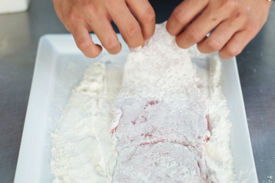 Schritt 2: Schnitzel in Mehl wenden Schritt 2: Schnitzel in Mehl wenden