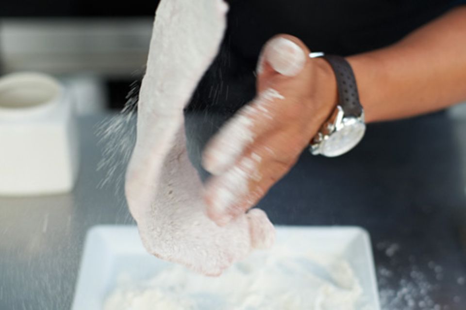 Schritt 3: Überschüssiges Mehl abklopfen Schritt 3: Überschüssiges Mehl abklopfen