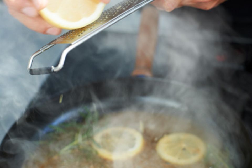 Zitronenschale in die Sauce reiben Zitronenschale in die Sauce reiben