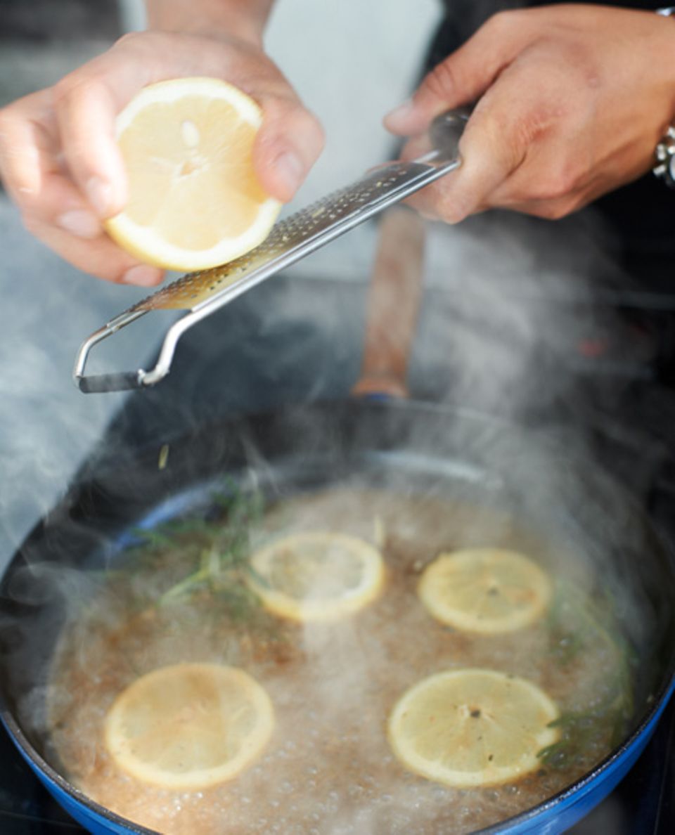 Zitronenschale in die Sauce reiben - [ESSEN UND TRINKEN]