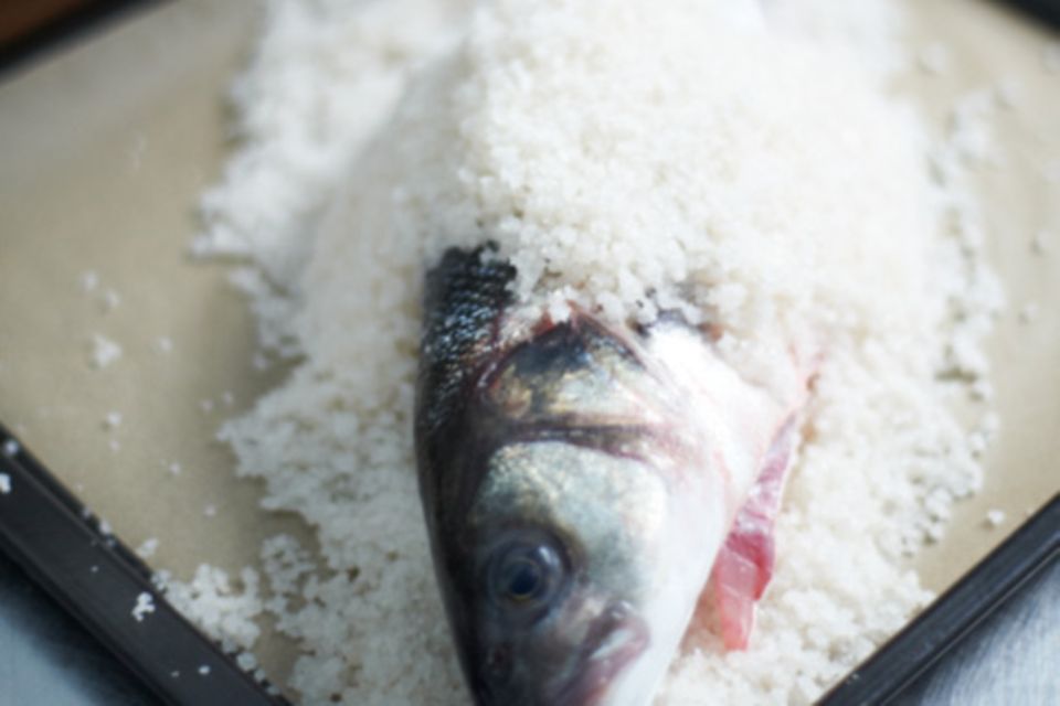 Wie macht man eigentlich... Fisch in der Salzkruste
