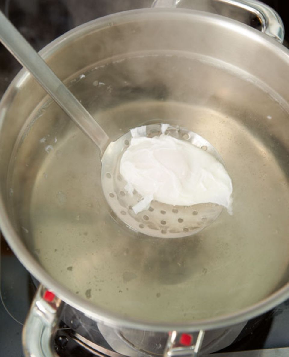 Das pochierte Ei gut abtropfen lassen, sonst schmeckt es zu sehr nach Essig-Wasser Das pochierte Ei gut abtropfen lassen, sonst schmeckt es zu sehr nach Essig-Wasser