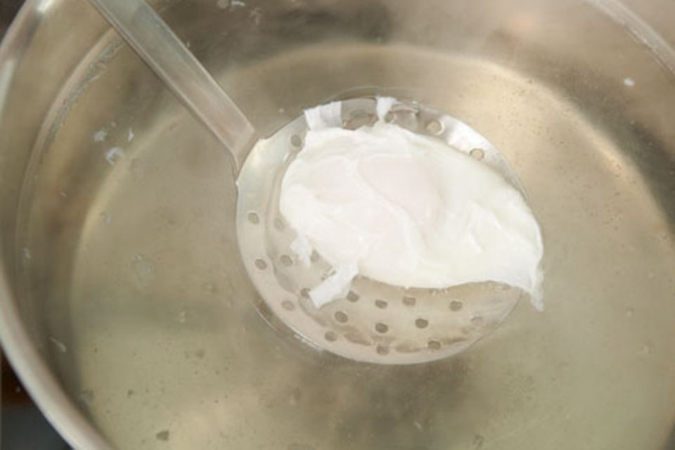 Das pochierte Ei gut abtropfen lassen, sonst schmeckt es zu sehr nach Essig-Wasser