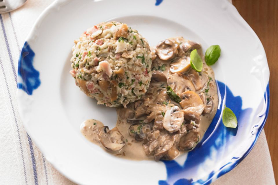 Wie macht man... Laugenbrötchen-Speck-Knödel Wie macht man... Laugenbrötchen-Speck-Knödel