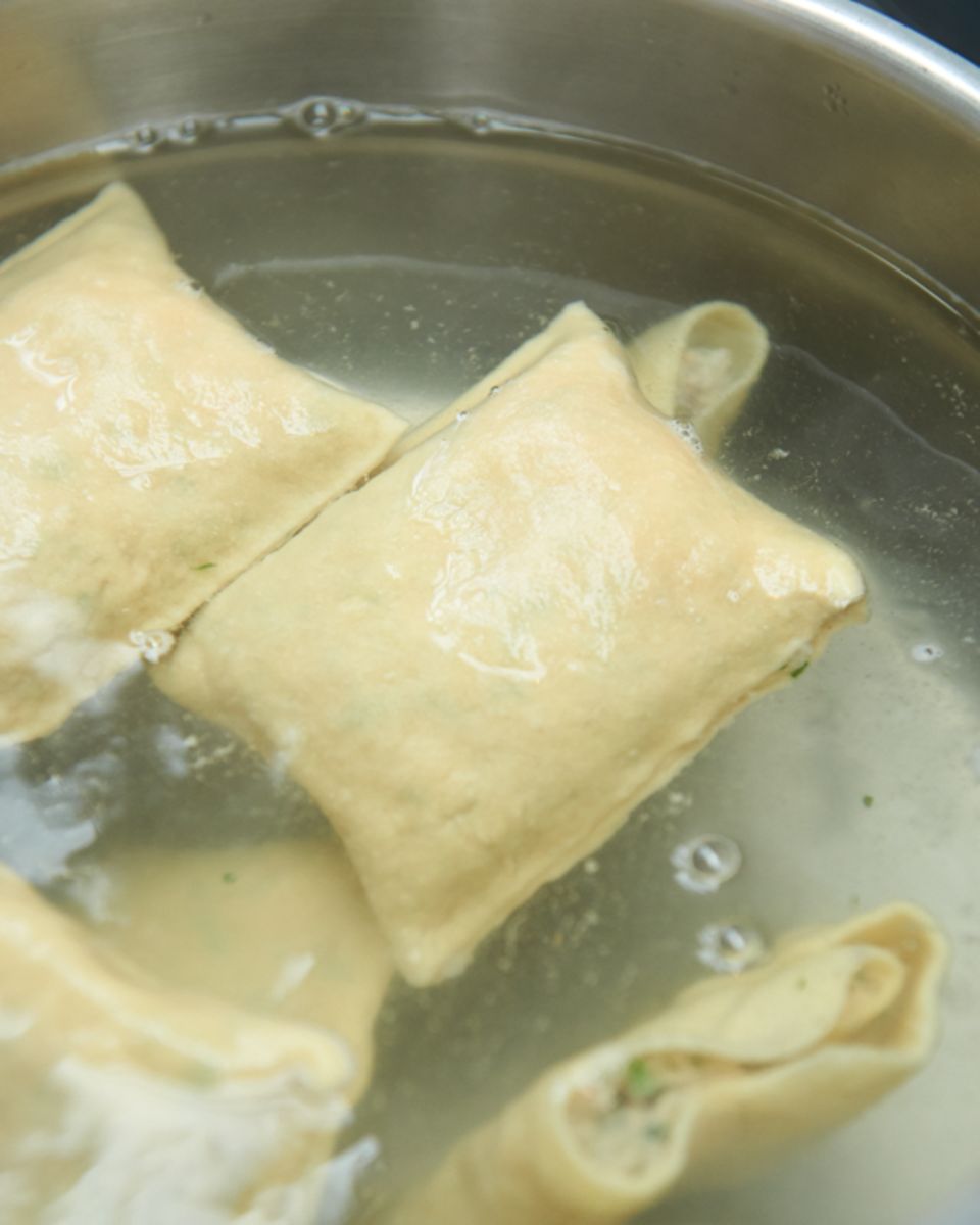 Maultaschen garen in Salzwasser Maultaschen garen in Salzwasser