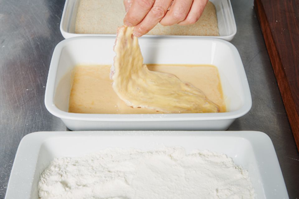 Schnitzel plattieren, panieren und braten
