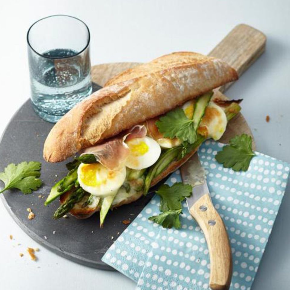 Spargel-Schinken-Sandwich mit Ei