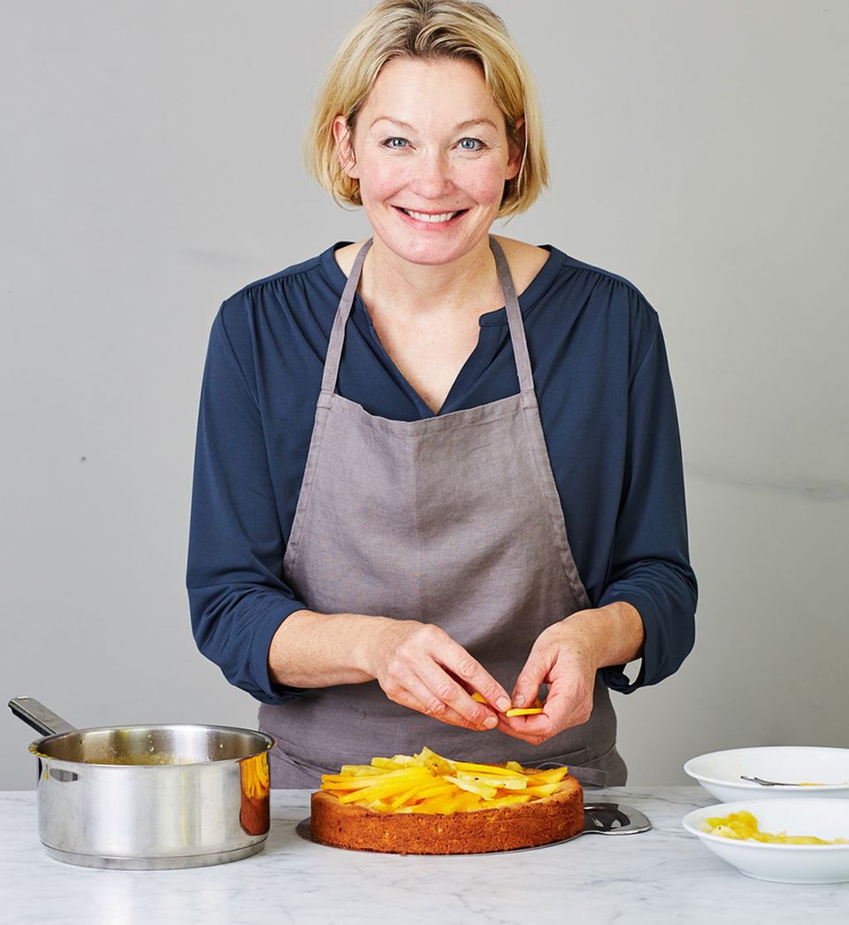 »e&t«-Backexpertin garniert den Kuchen mit dünnen Mango-Spalten. »e&t«-Backexpertin garniert den Kuchen mit dünnen Mango-Spalten.
