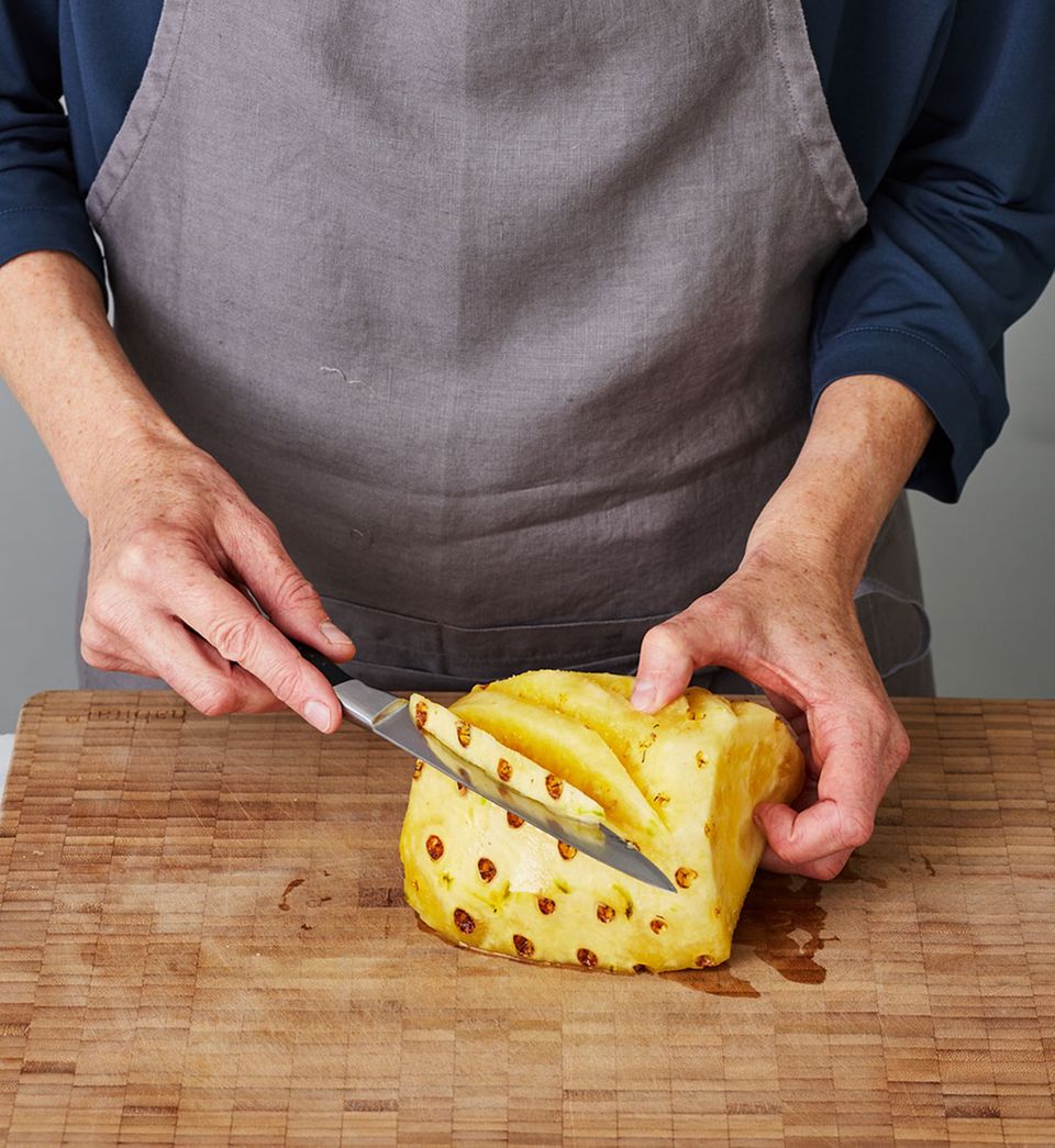 Ananas schälen und die Augen entfernen. Ananas schälen und die Augen entfernen.