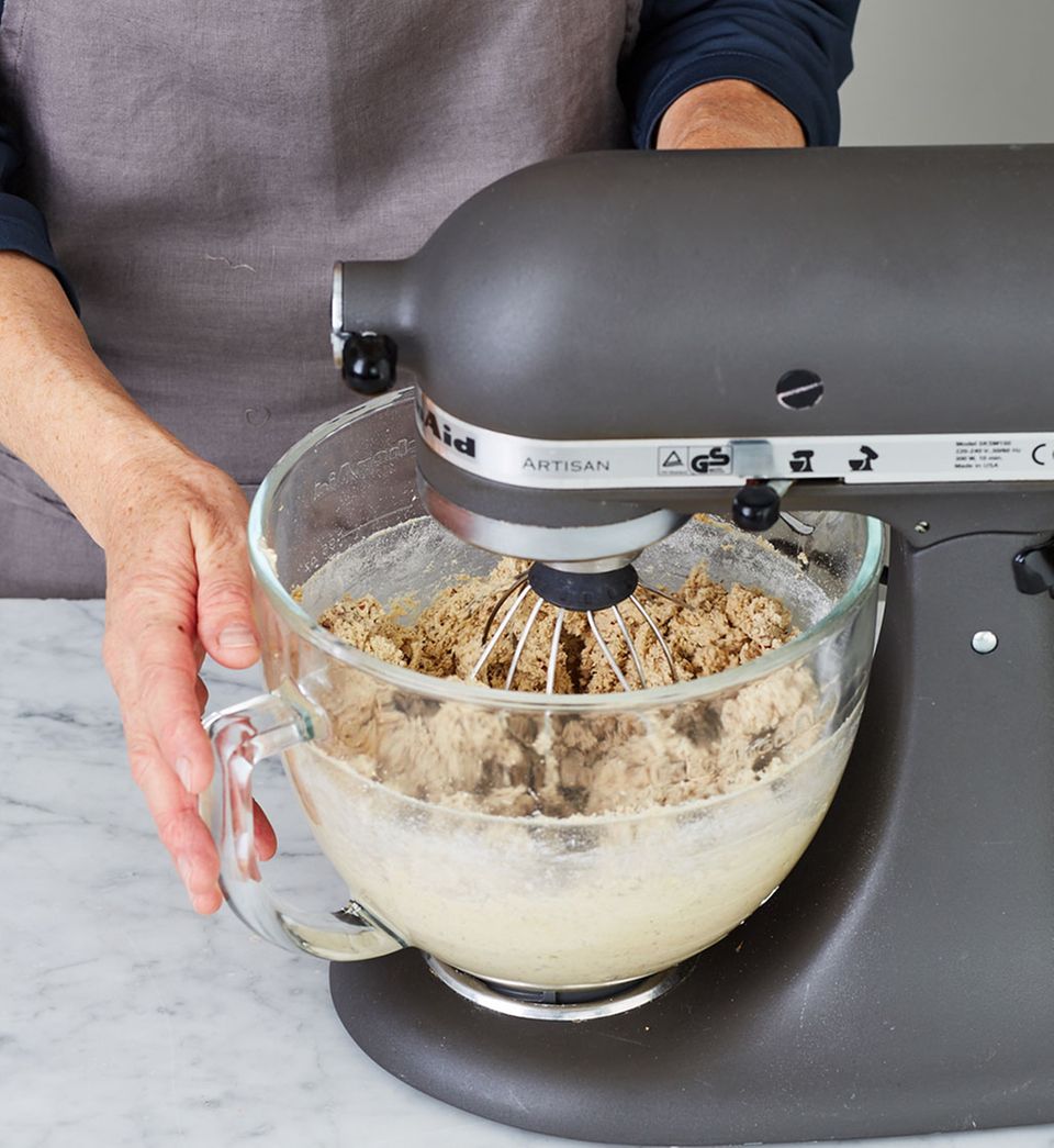 In der Küchenmaschine Mehl-Mandel-Mischung zur Butter-Ei-Masse geben. In der Küchenmaschine Mehl-Mandel-Mischung zur Butter-Ei-Masse geben.