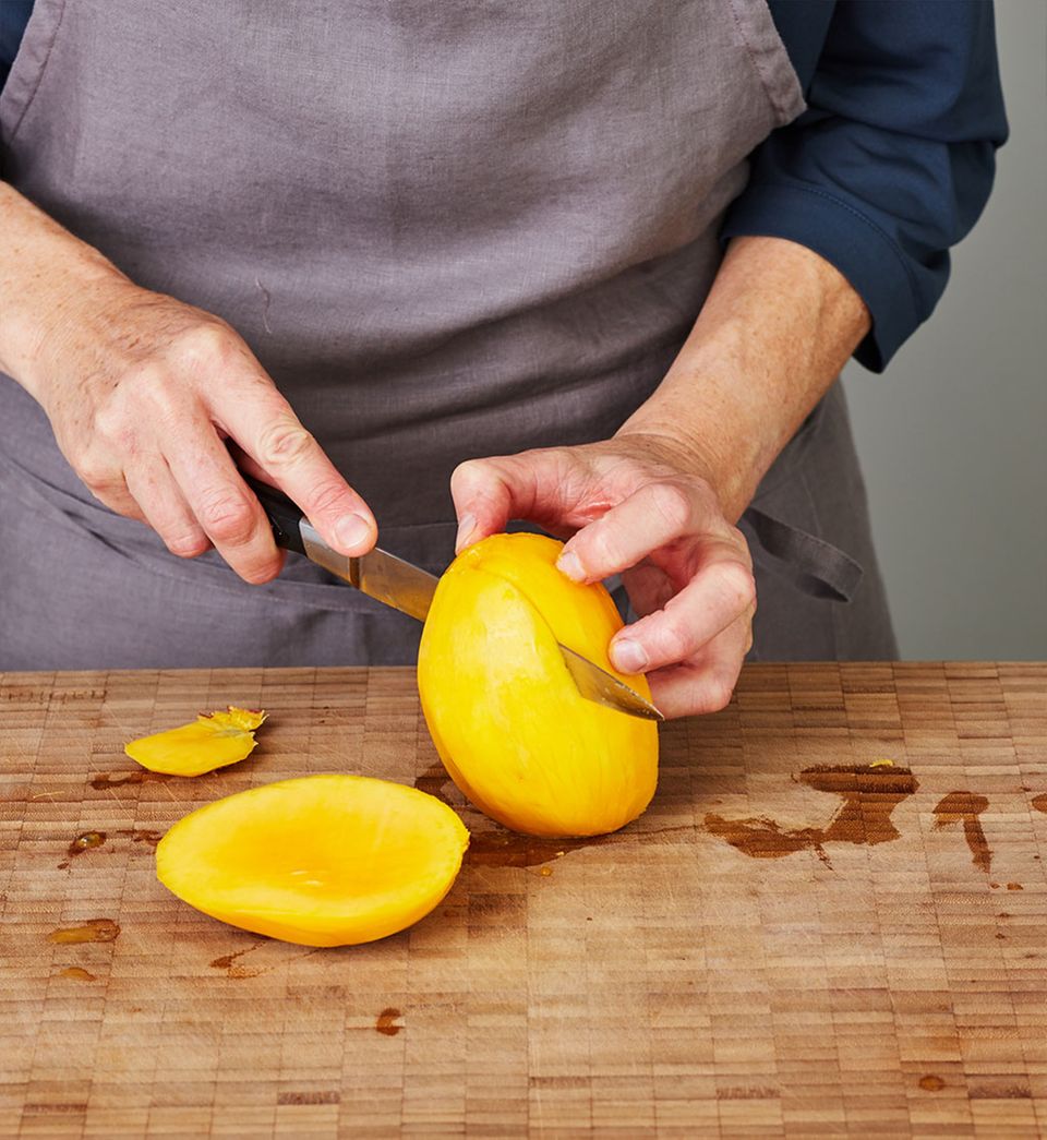 Mangofleisch vom Stein schneiden. Mangofleisch vom Stein schneiden.