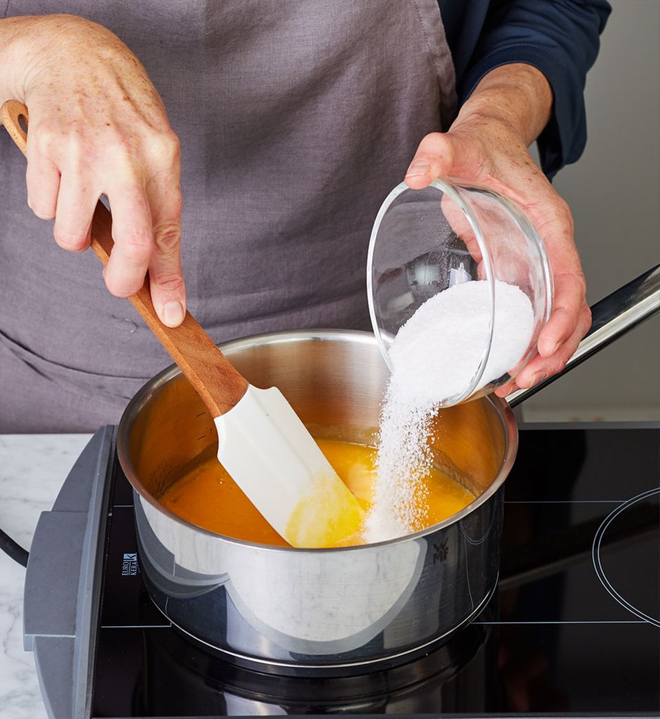 Gelierzucker zum Mango-Limetten-Püree geben Gelierzucker zum Mango-Limetten-Püree geben