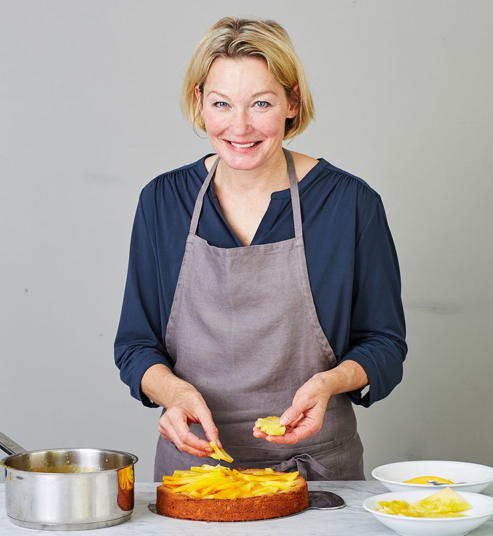 Der Kuchen wird mit Ananas- und Mangospalten belegt und der Guss verteilt. Et voilà! Der Kuchen wird mit Ananas- und Mangospalten belegt und der Guss verteilt. Et voilà!