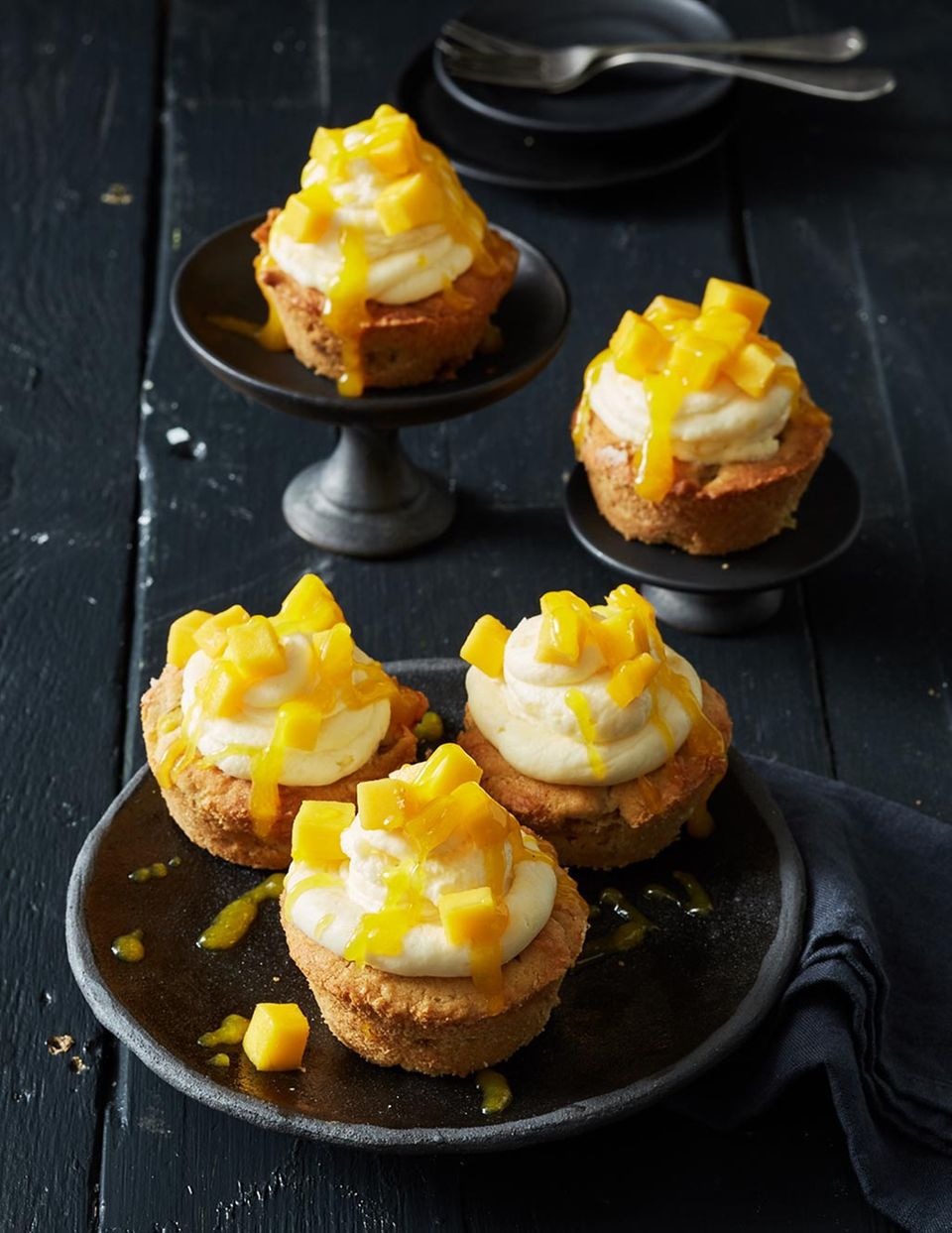 Mandel-Muffins mit Ananascreme - der Mango-Exoten-Kuchen in klein! Mandel-Muffins mit Ananascreme - der Mango-Exoten-Kuchen in klein!
