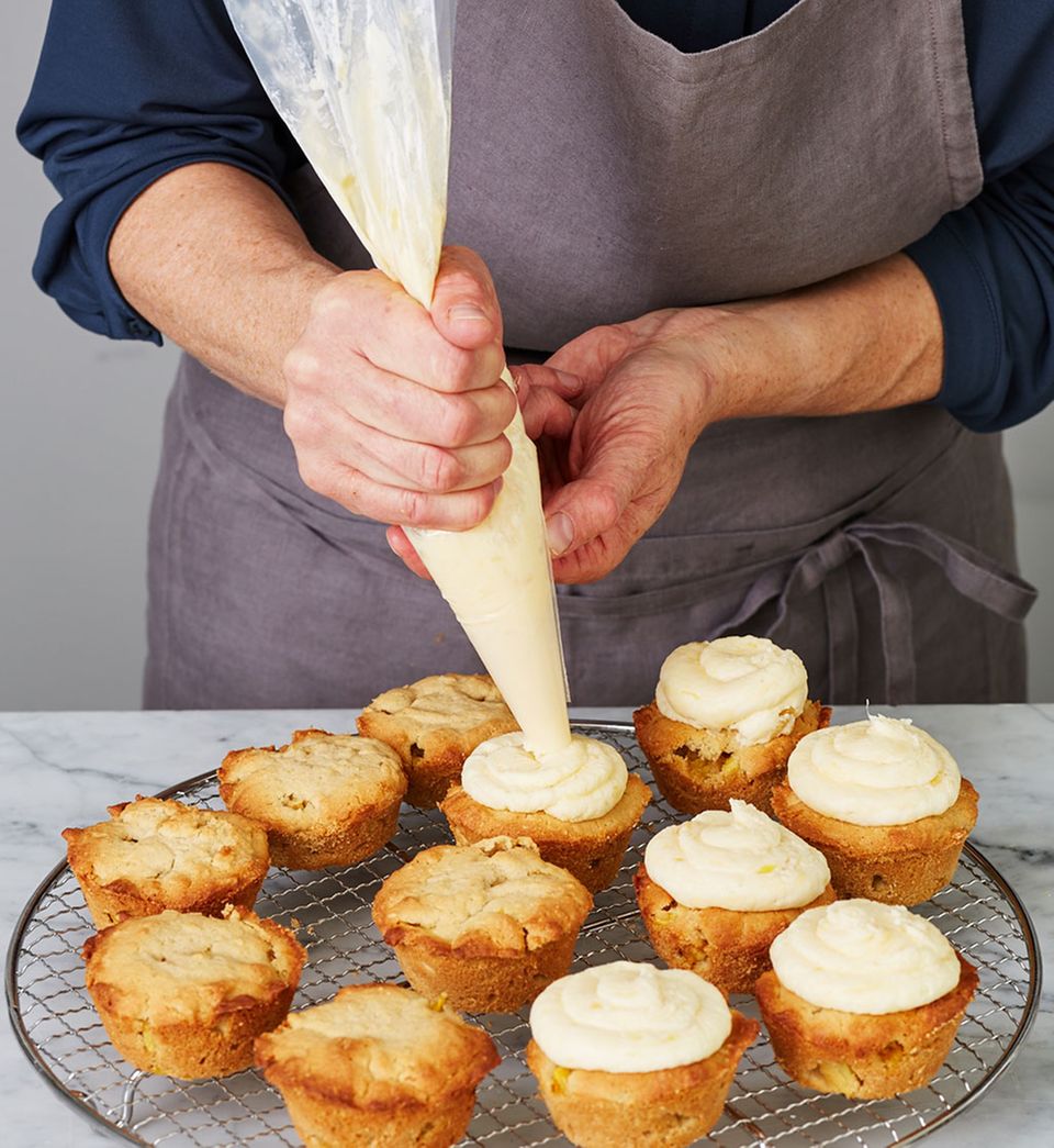 Creme auf die Muffins spritzen. Creme auf die Muffins spritzen.