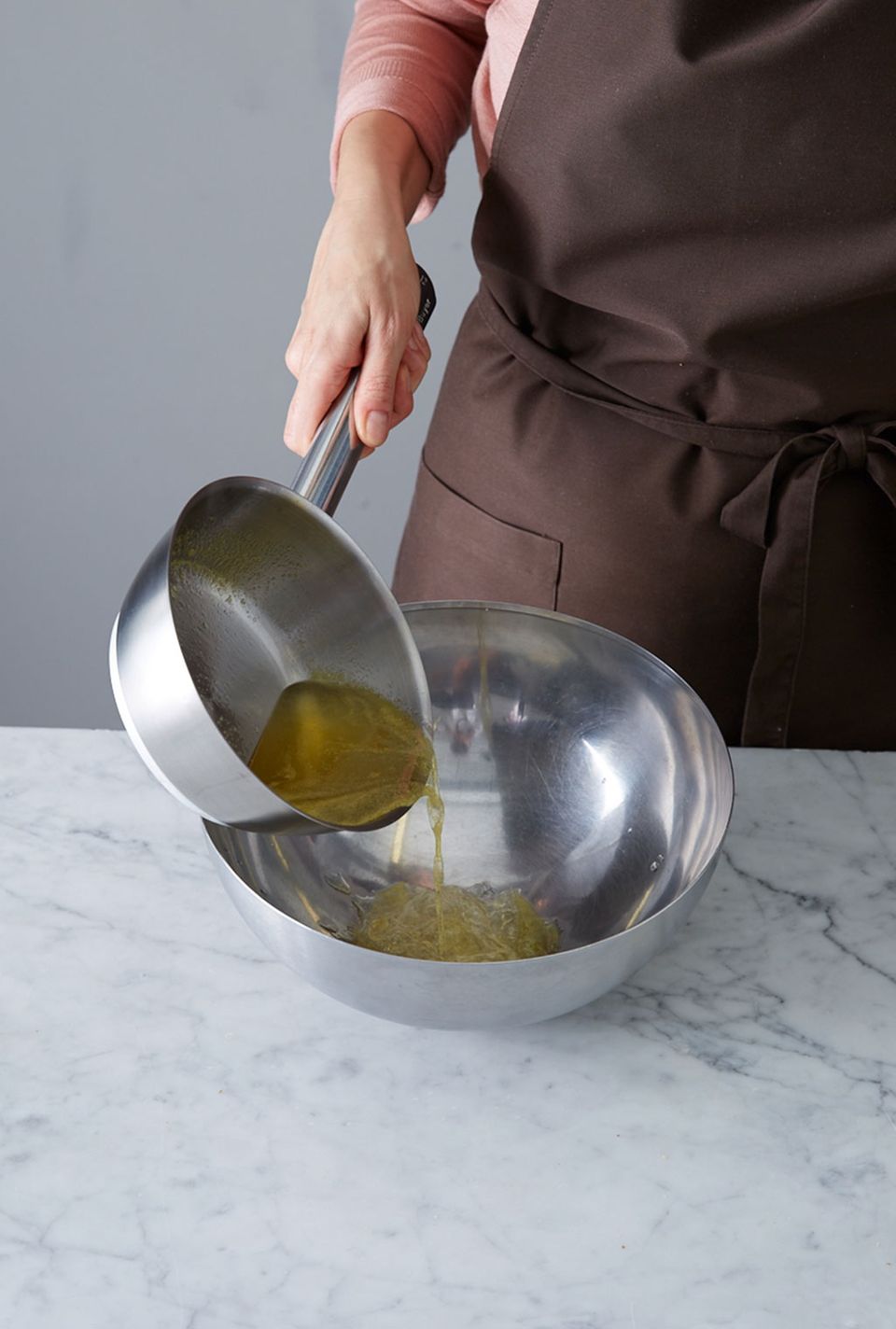 Gelatine gut im heißen Sirup auflösen. Gelatine gut im heißen Sirup auflösen.