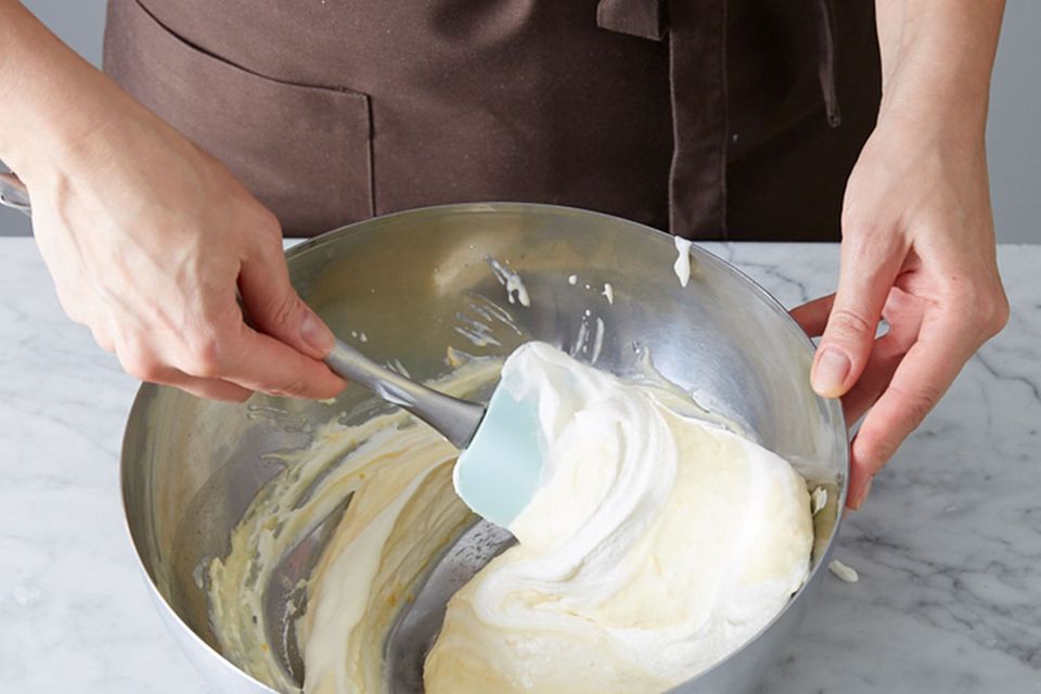 Sahne locker unter die Creme heben. Sahne locker unter die Creme heben.