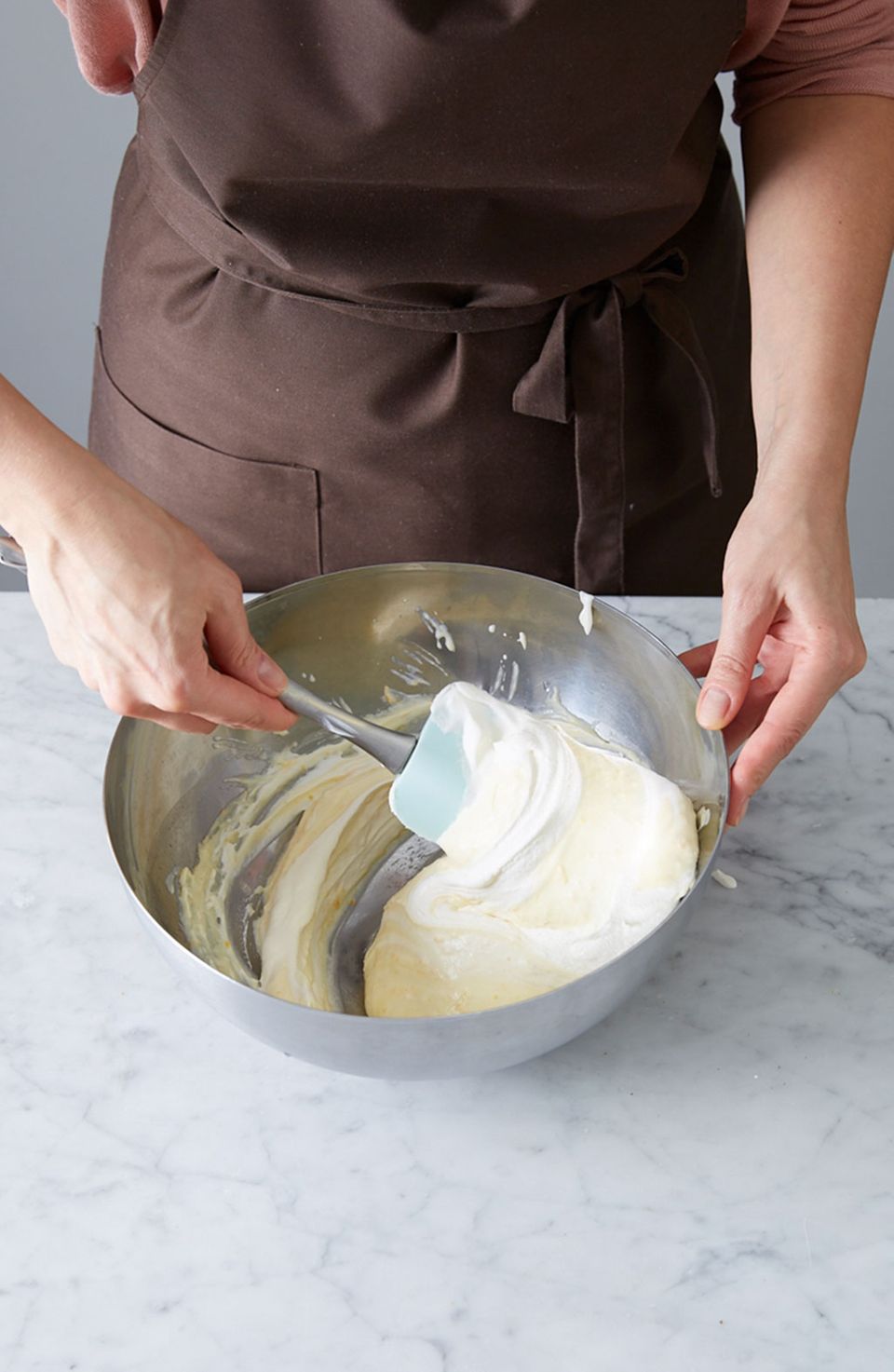 Sahne locker unter die Creme heben. Sahne locker unter die Creme heben.