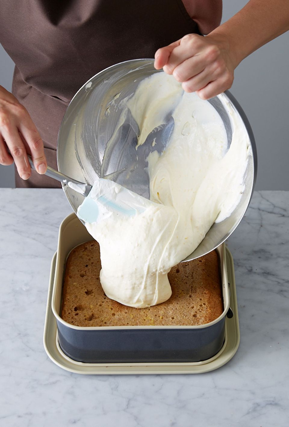 Mascarpone-Sahne-Creme wird gleichmäßig auf dem Boden verteilt. Mascarpone-Sahne-Creme wird gleichmäßig auf dem Boden verteilt.