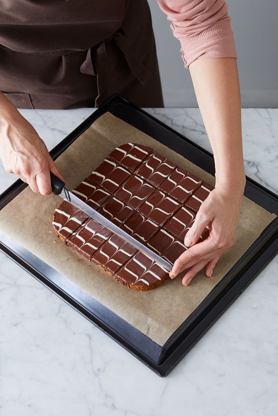 Kuchen mit fest gewordener Kuvertüre schneiden. Kuchen mit fest gewordener Kuvertüre schneiden.