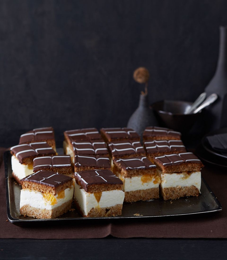Gekühlt serviert schmecken die Honigkuchen-Orangen-Schnitten am besten. Gekühlt serviert schmecken die Honigkuchen-Orangen-Schnitten am besten.