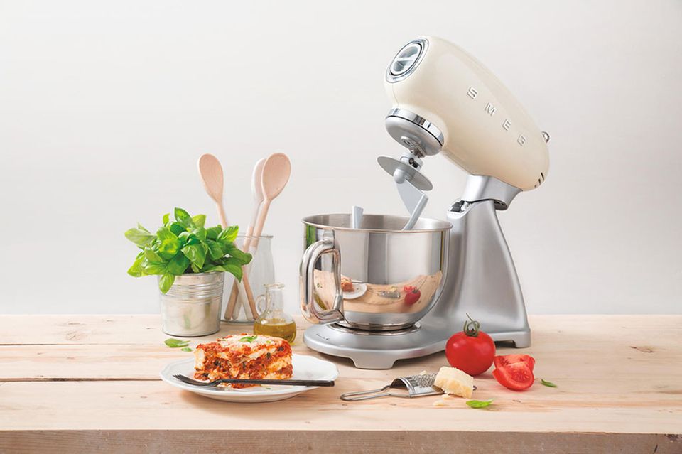 Küchenmaschine von SMEG in der Farbe Creme. Küchenmaschine von SMEG in der Farbe Creme.
