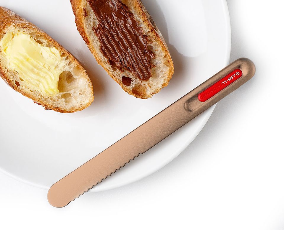 Das Buttermesser SpreadTHAT! II mit Kuperlegierung, Titanium und Silikon macht Ihre Butter streichzart. Das Buttermesser SpreadTHAT! II mit Kuperlegierung, Titanium und Silikon macht Ihre Butter streichzart.