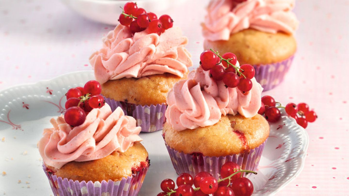 Johannisbeer-Haselnuss-Cupcakes mit Frischkäsecreme Rezept - [ESSEN UND ...