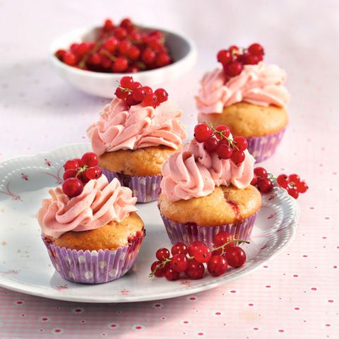 Johannisbeer-Haselnuss-Cupcakes mit Frischkäsecreme
