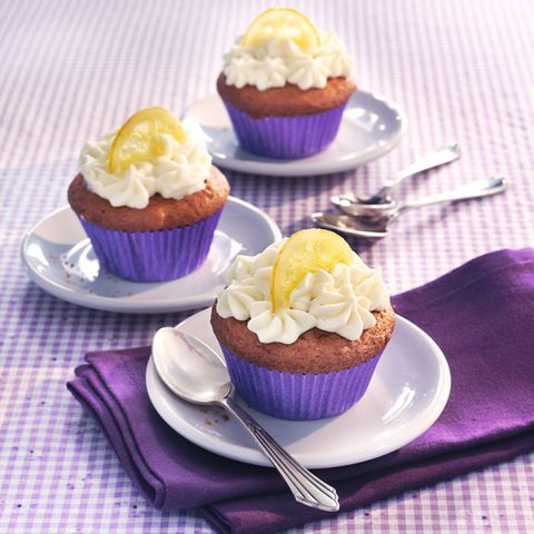 Limoncello-Cupcakes mit Marzipan-Herz und Sahnetopping