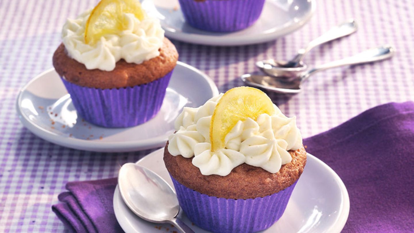 Limoncello-Cupcakes mit Marzipan-Herz und Sahnetopping Rezept