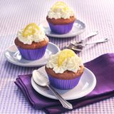 Limoncello-Cupcakes mit Marzipan-Herz und Sahnetopping