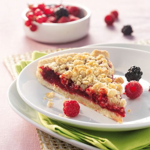 Rote-Grütze-Tarte mit Himbeergeist und Streuseln