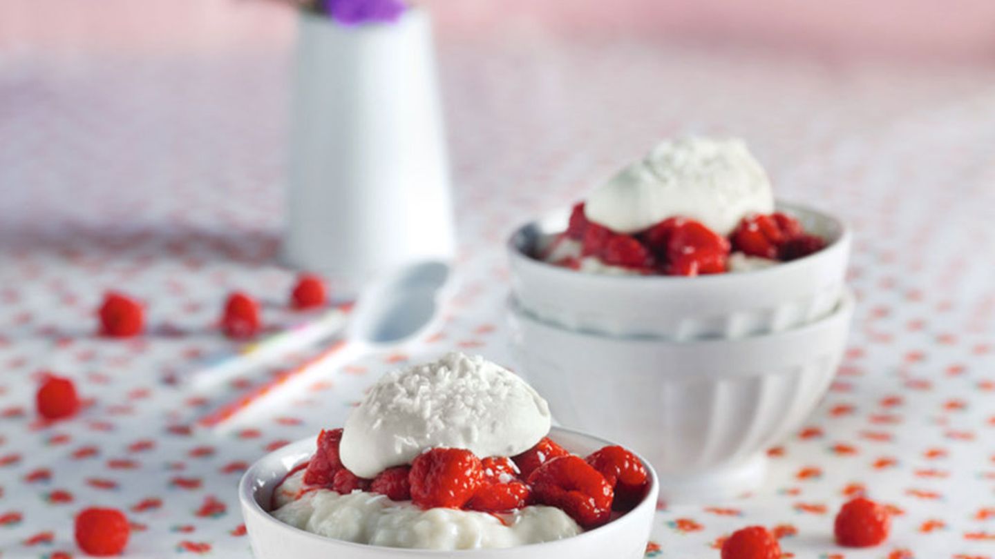 Kokosmilchcreme mit Himbeersauce Rezept - [ESSEN UND TRINKEN]