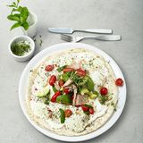 Tortilla-Pizza mit Avocado und Thunfisch