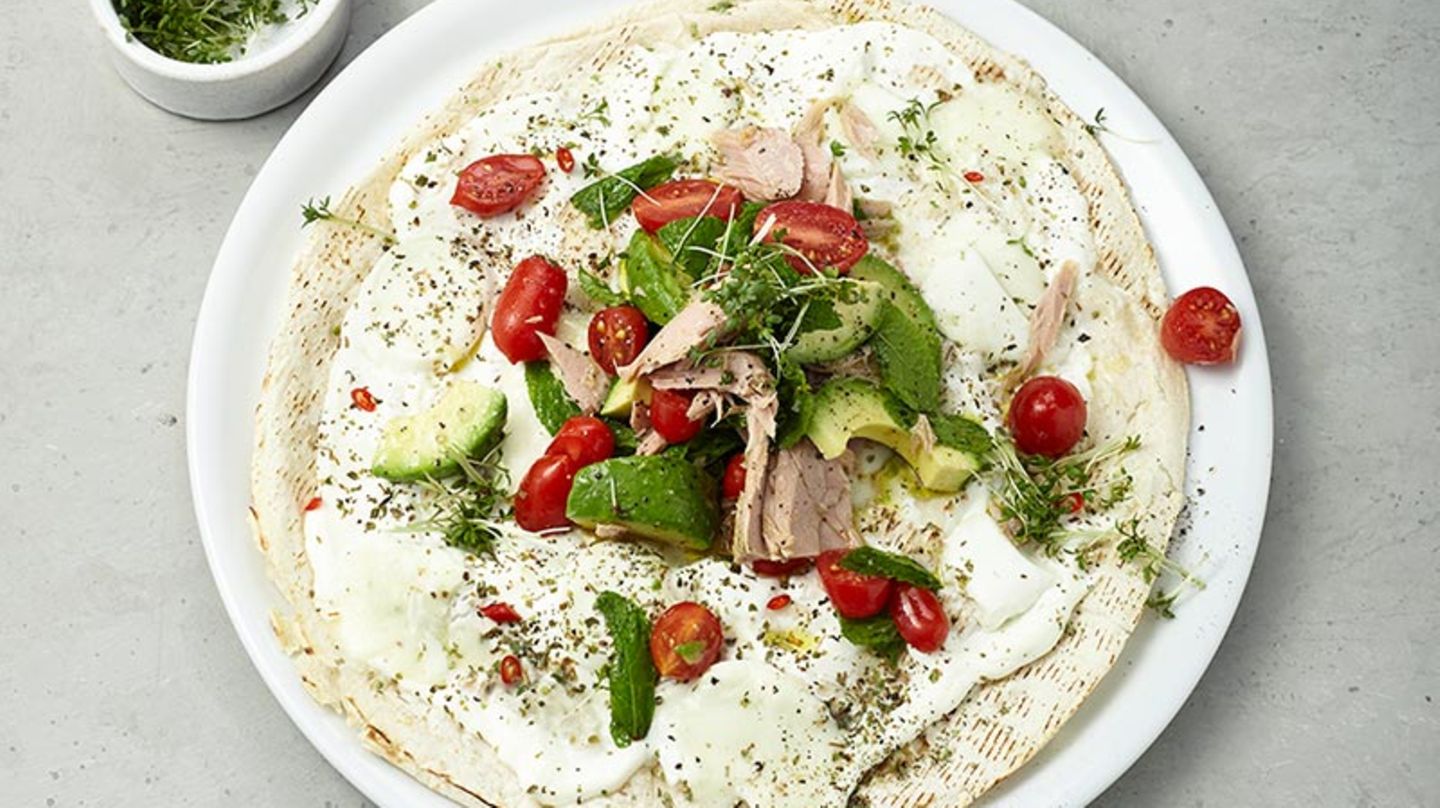 Tortilla-Pizza mit Avocado und Thunfisch Rezept