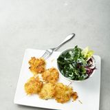 Sauerkraut-Puffer mit Salat