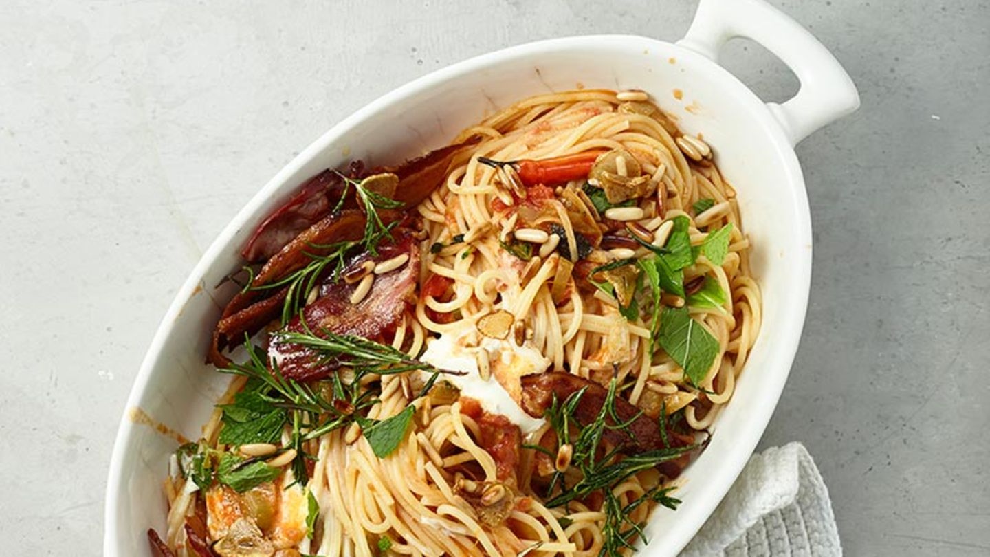 Pasta mit Pancetta, Tomatensugo und Minze Rezept