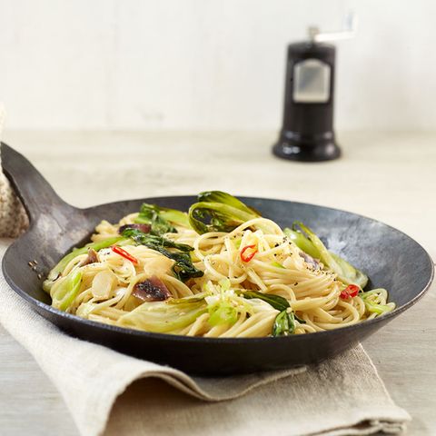 Chili und Sardellen machen die Pasta schön scharf und würzig. Klasse!