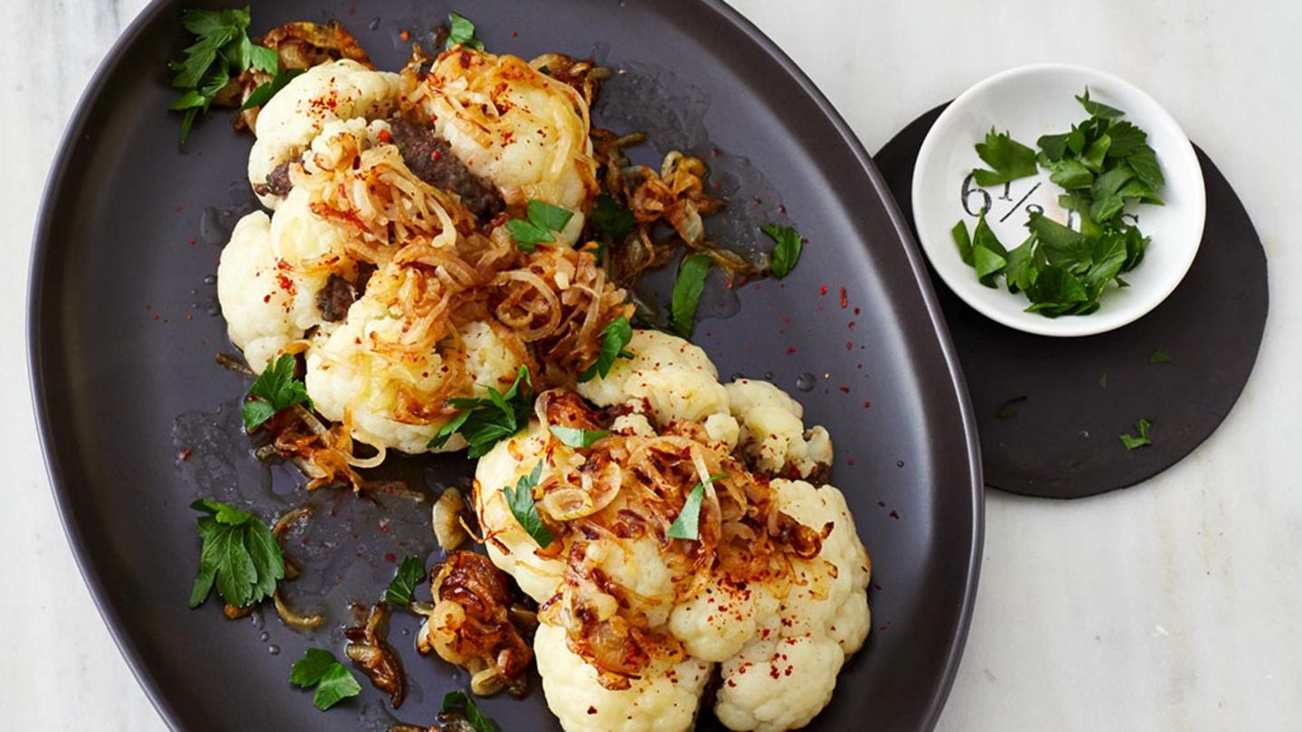 Blumenkohl mit Rinderhack und Schmorzwiebeln Rezept